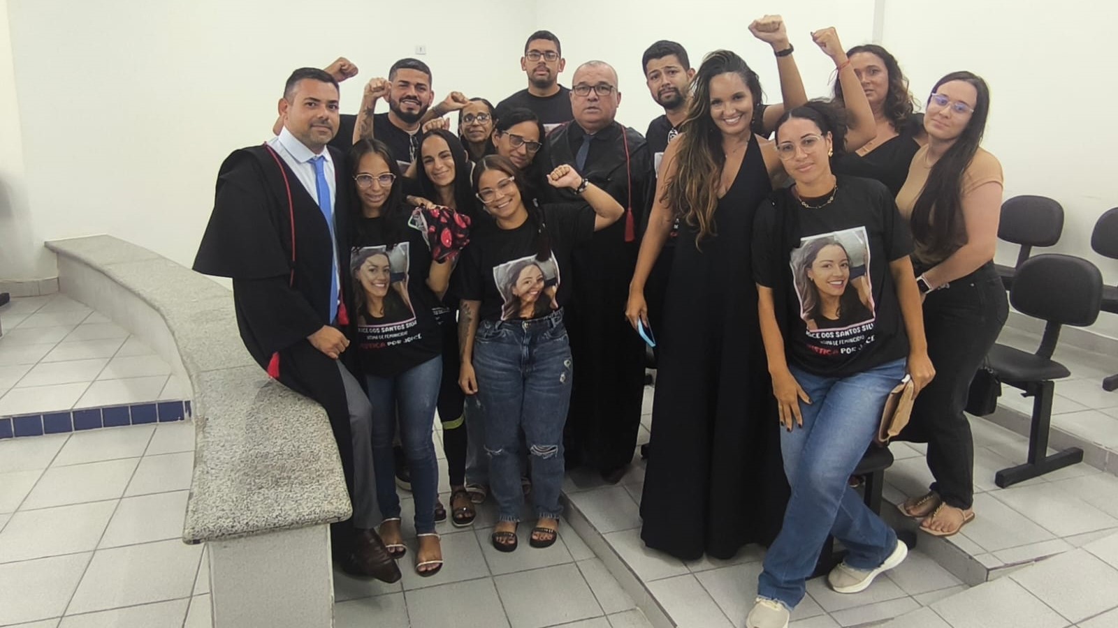 Família comemora resultado de jurí junto com promotor de acusação.